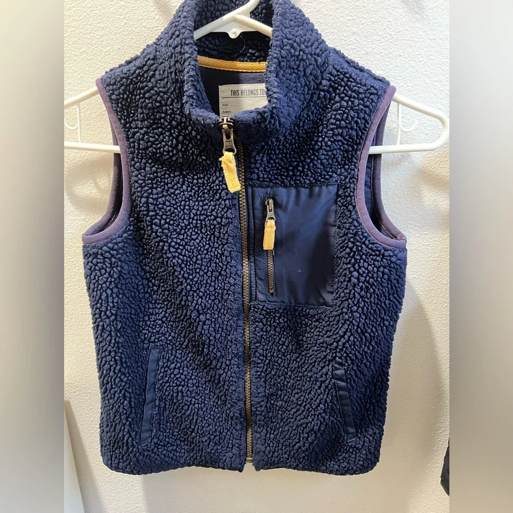 Boys vest‎ bundle. Size 6. Puffer vest and Sherpa vest. Old navy and carters.